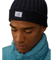 C.P. COMPANY BLAUE GERIPPTE MÜTZE