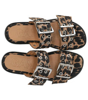 GANNI ANIMALIER FLACHE SANDALE MIT SCHNALLEN