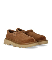 ZAPATO SLIP ON TASMAN LUG CHESTNUT UGG