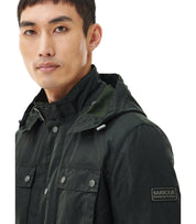 BARBOUR INTERNATIONAL AUTO WAX SALBEIGRÜNE KAPUZENJACKE